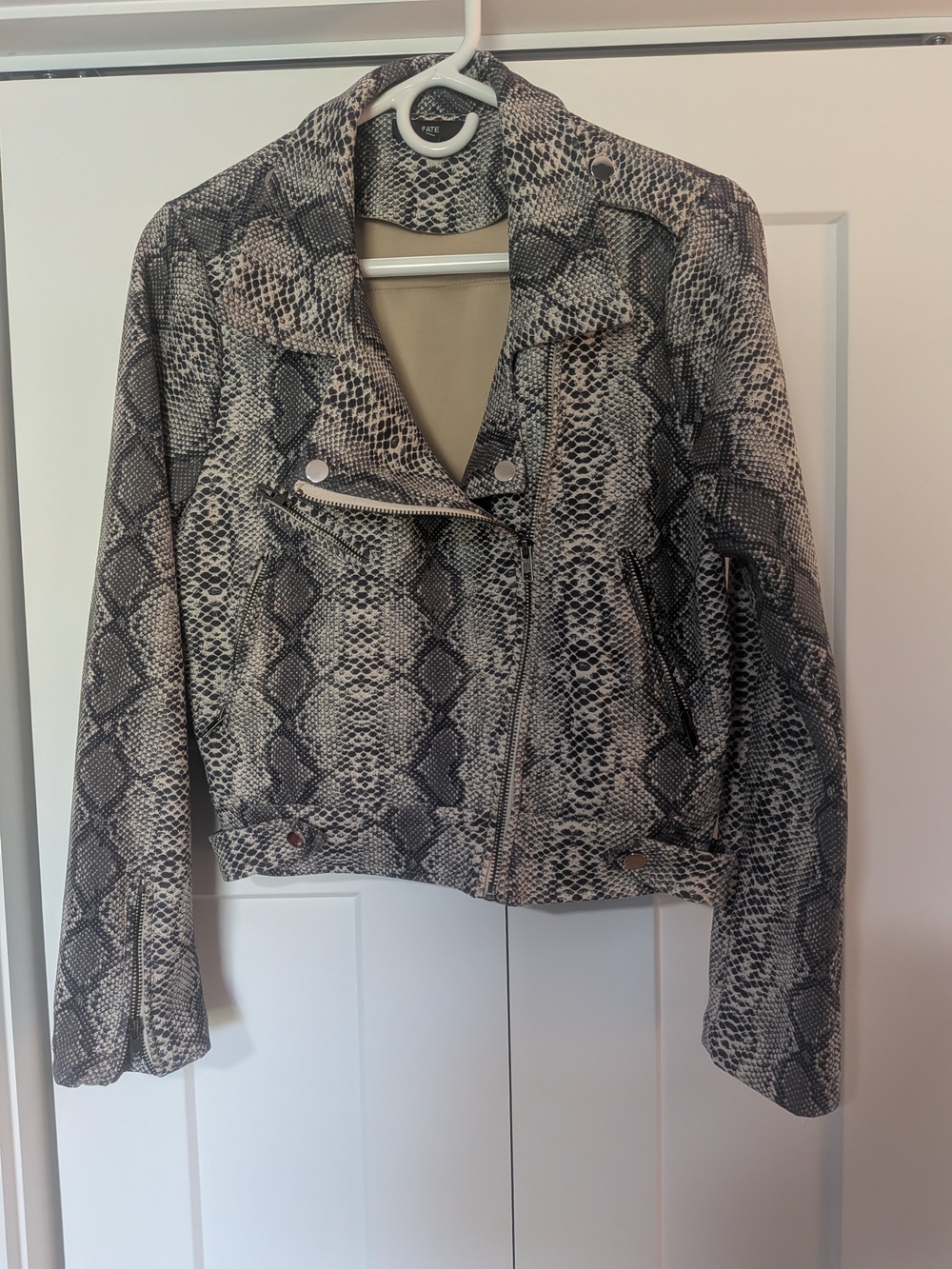Fate Faux Snakeskin Print Gray Cropped Moto Jacket Size M Pockets, Zipper